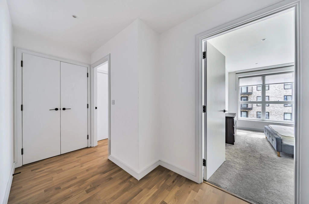 1 bedroom apartments/flats for sale in Greenleaf Walk, Southall - UB1 view 4