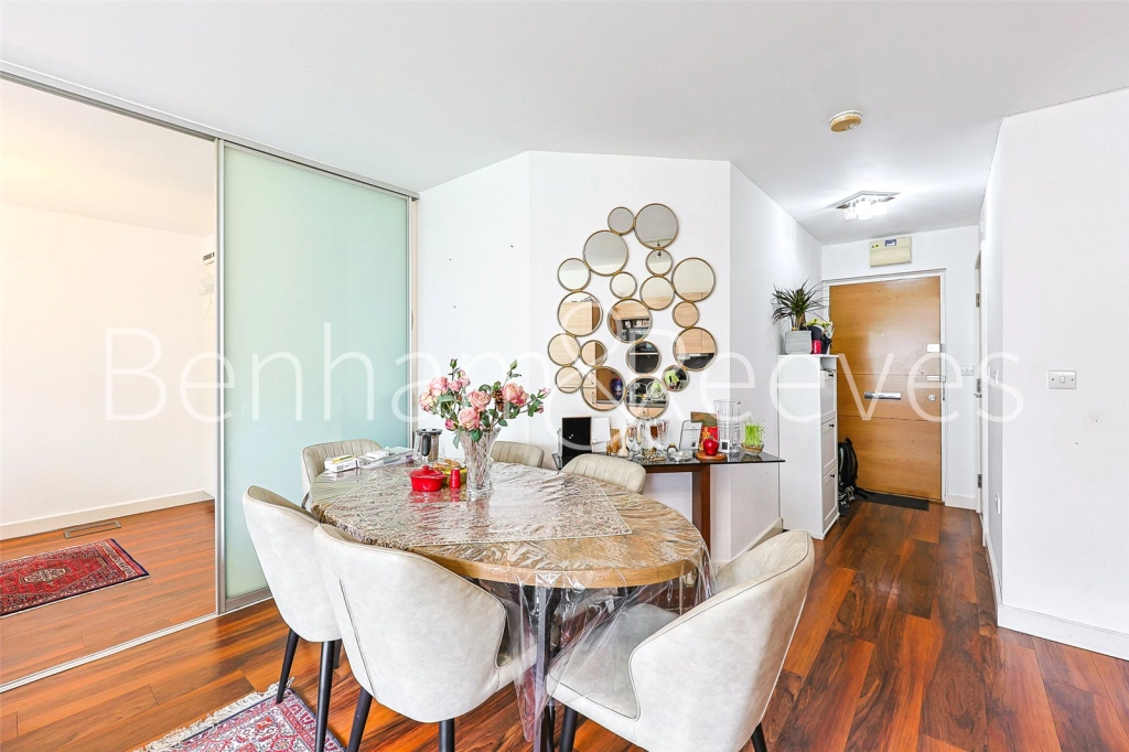 1 bedroom apartments/flats for sale in Heritage Avenue, Beaufort Park, Colindale - NW9 view 4