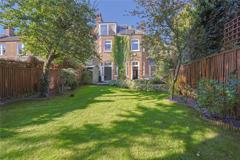 6 bedrooms houses for sale in Lynton Road, Acton - W3 view 10