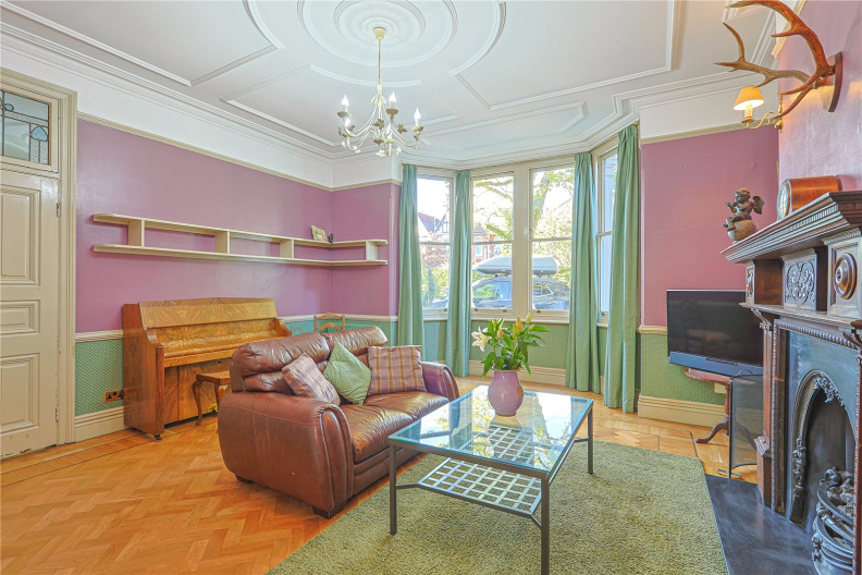 6 bedrooms houses for sale in Lynton Road, Acton - W3 view 3