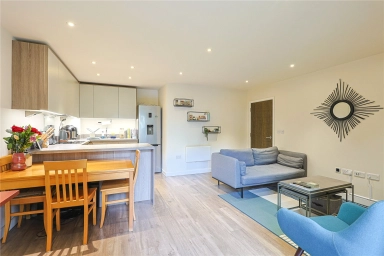 Beaufort Square, Colindale - NW9 view 3