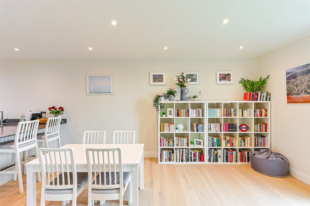 2 bedrooms apartments/flats for sale in Royal Engineers Way, Mill Hill - NW7 view 18