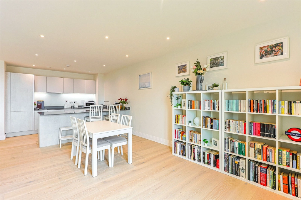 2 bedrooms apartments/flats for sale in Royal Engineers Way, Mill Hill - NW7 view 4