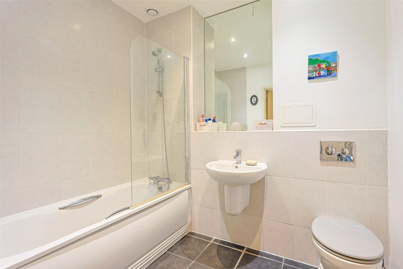 2 bedrooms apartments/flats for sale in Tentelow Lane, Southall - UB2 view 7