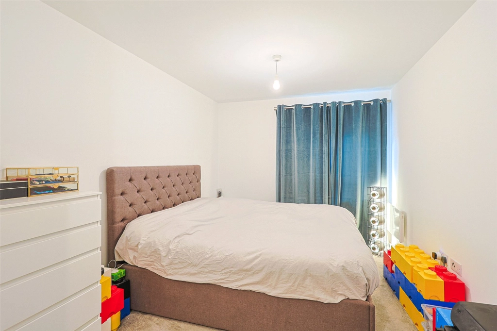 1 bedroom apartments/flats for sale in East Drive, Beaufort Park, Colindale - NW9 view 9