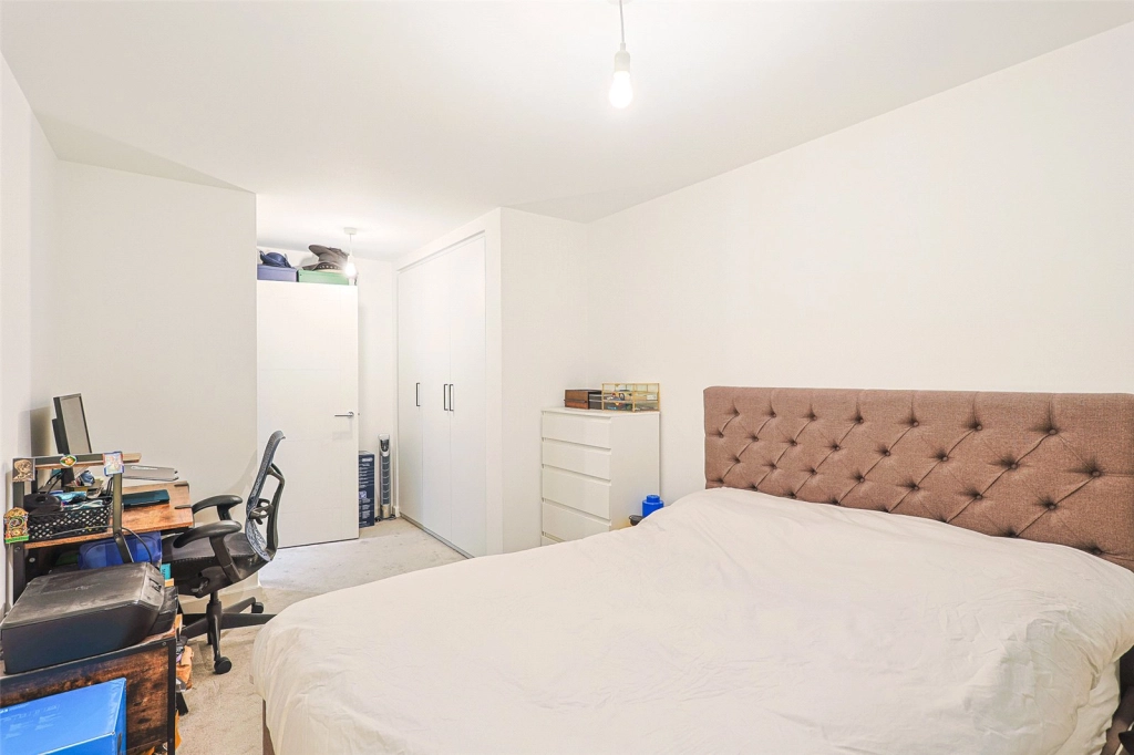 1 bedroom apartments/flats for sale in East Drive, Beaufort Park, Colindale - NW9 view 5