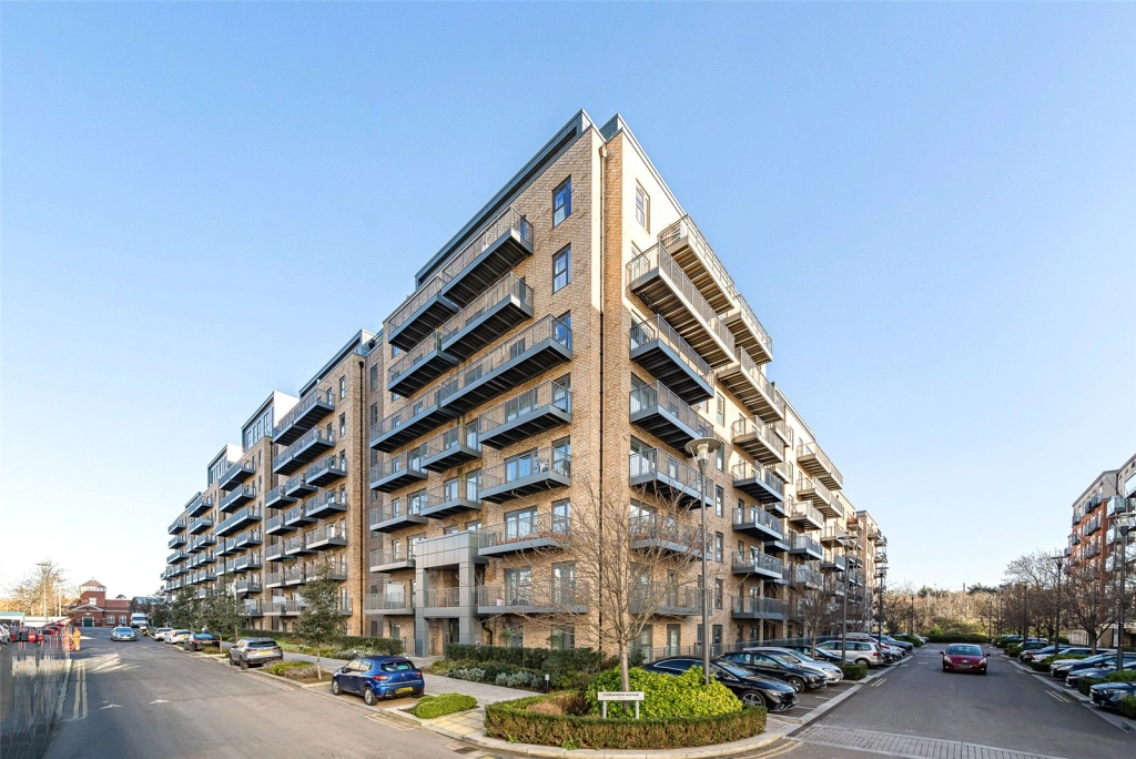 1 bedroom apartments/flats for sale in East Drive, Beaufort Park, Colindale - NW9 view 8