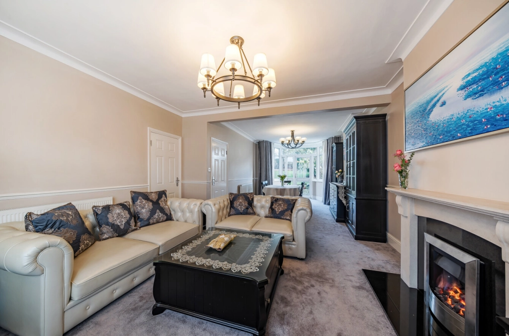 5 bedrooms houses for sale in Colindeep Gardens, Hendon - NW4 view 2