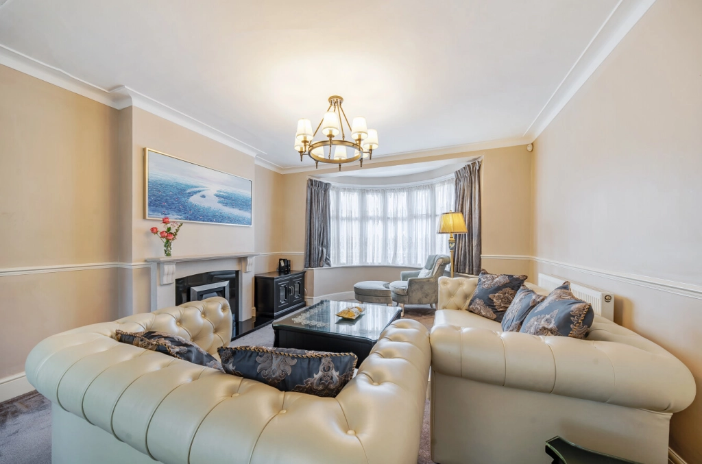 5 bedrooms houses to sale in Colindeep Gardens, Hendon-image 1