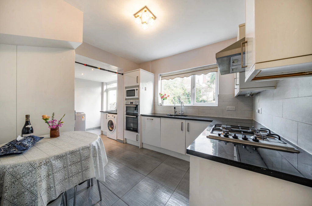 5 bedrooms houses for sale in Colindeep Gardens, Hendon - NW4 view 8