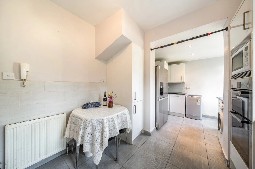 5 bedrooms houses for sale in Colindeep Gardens, Hendon - NW4 view 14