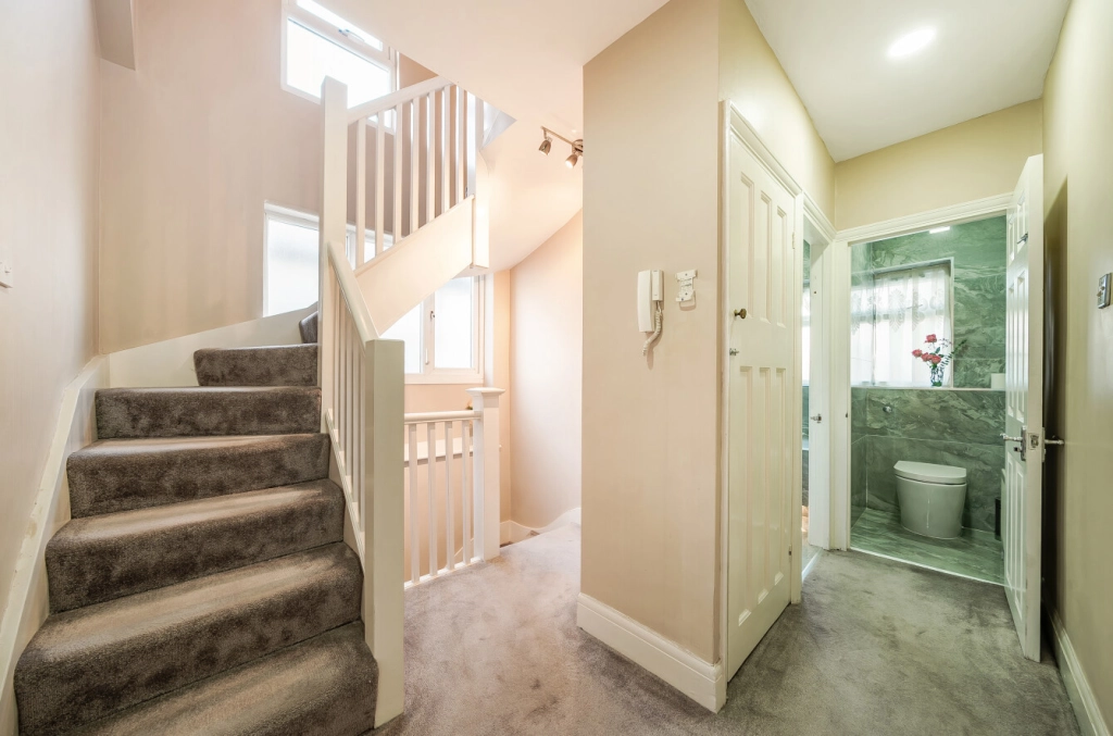 5 bedrooms houses for sale in Colindeep Gardens, Hendon - NW4 view 16