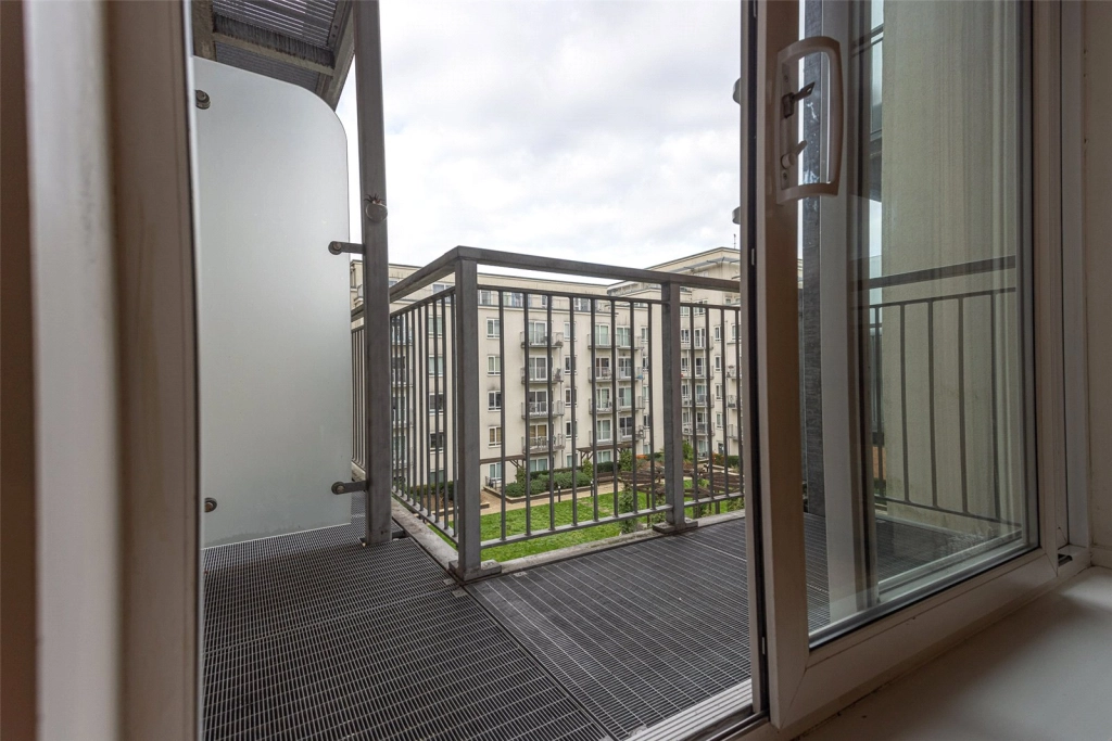 1 bedroom apartments/flats for sale in Boulevard Drive, Beaufort Park, Colindale - NW9 view 10