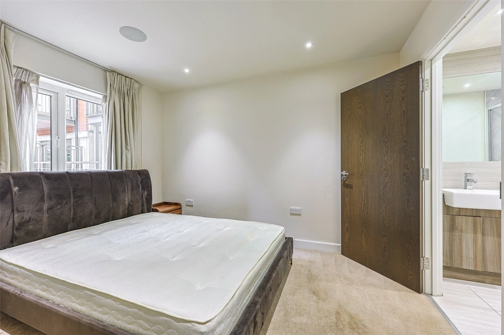 2 bedrooms apartments/flats for sale in Boulevard Drive, Beaufort Park, Colindale - NW9 view 13