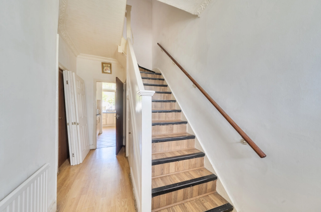 3 bedrooms houses for sale in Buck Lane, Kingsbury - NW9 view 15