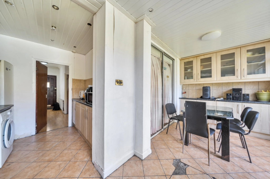 3 bedrooms houses for sale in Buck Lane, Kingsbury - NW9 view 8