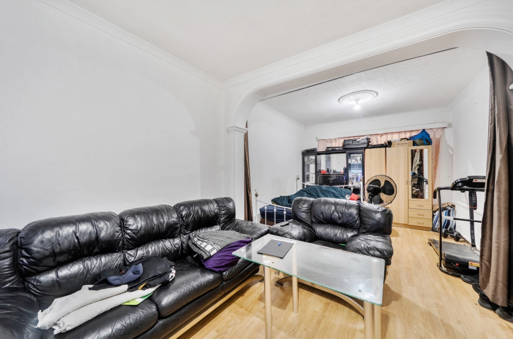 3 bedrooms houses for sale in Buck Lane, Kingsbury - NW9 view 3