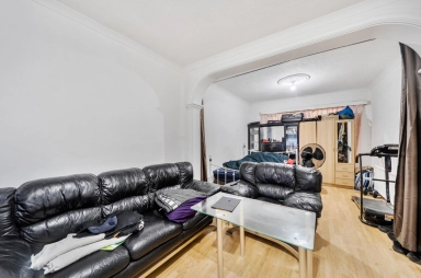 Buck Lane, Kingsbury - NW9 view 3