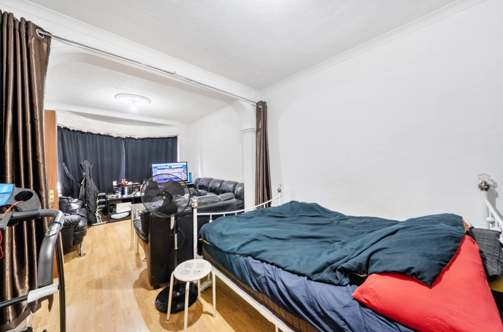 3 bedrooms houses for sale in Buck Lane, Kingsbury - NW9 view 4