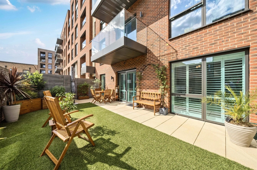 1 bedroom apartments/flats for sale in Lismore Boulevard, Colindale Gardens, Colindale - NW9 view 14