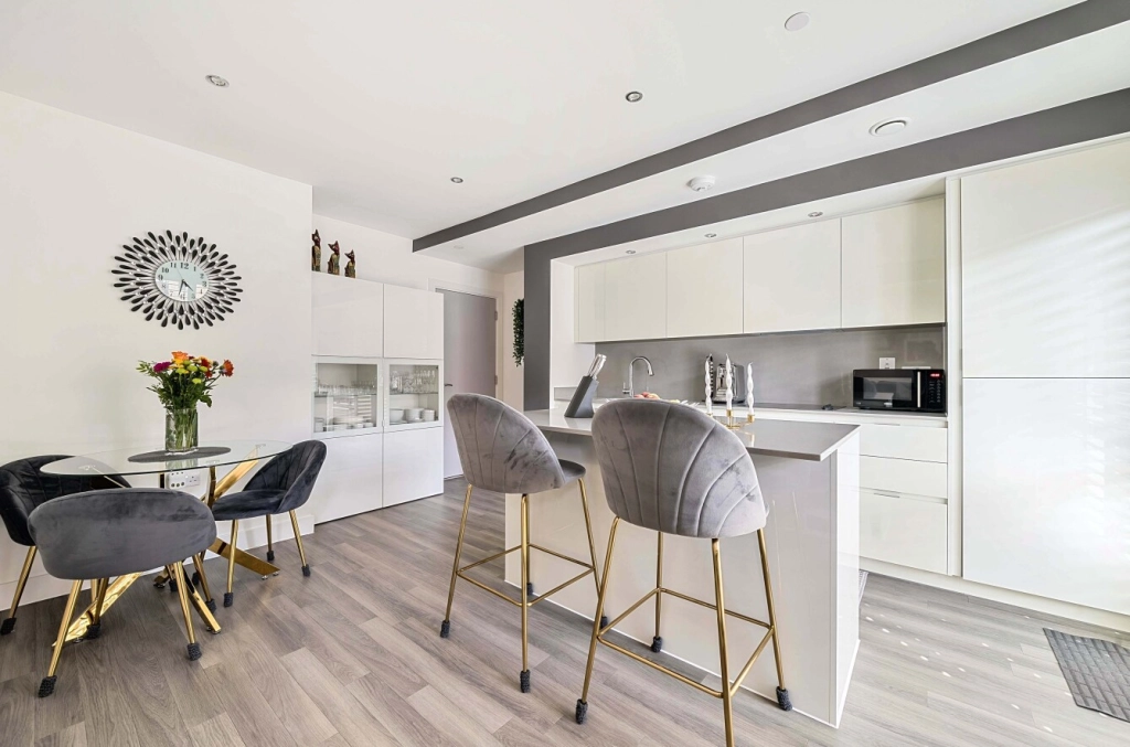 1 bedroom apartments/flats for sale in Lismore Boulevard, Colindale Gardens, Colindale - NW9 view 3