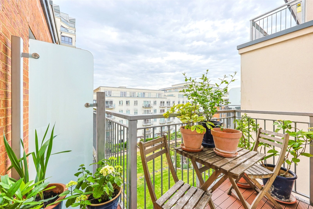 1 bedroom apartments/flats for sale in Boulevard Drive, Beaufort Park, Colindale - NW9 view 9