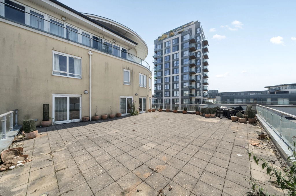 5 bedrooms apartments/flats for sale in Boulevard Drive, Beaufort Park - NW9 view 3