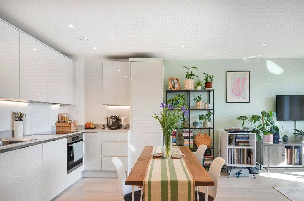 1 bedroom apartments/flats for sale in Lismore Boulevard, Colindale Gardens, Colindale - NW9 view 3