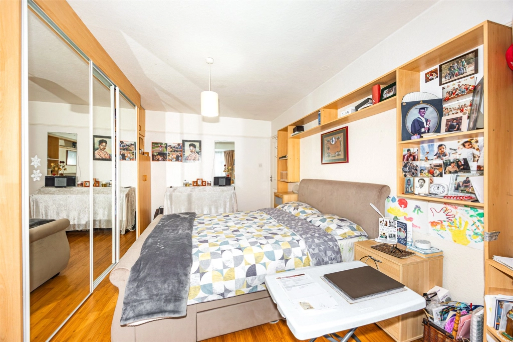 3 bedrooms houses for sale in Colin Close, Colindale - NW9 view 24