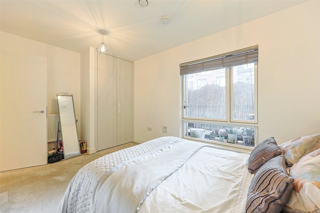 1 bedroom apartments/flats for sale in Grove Park, Colindale - NW9 view 8