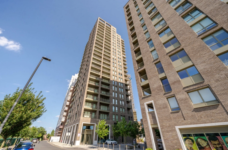 1 bedroom apartments/flats to sale in Heartwood Boulevard, Ealing-image 1