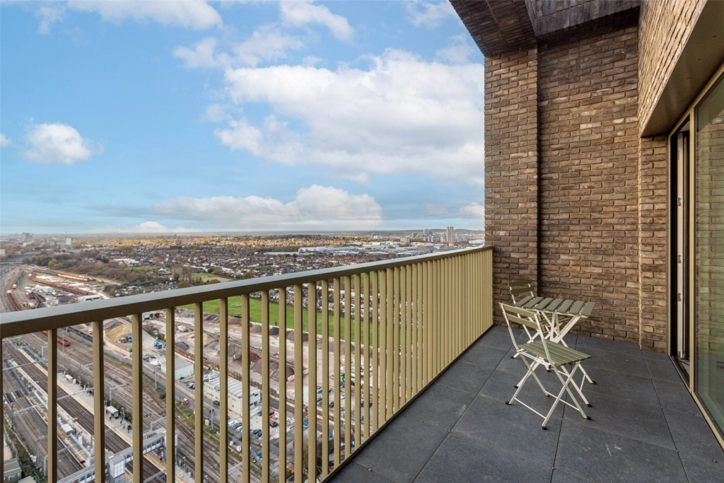 1 bedroom apartments/flats for sale in Heartwood Boulevard, Acton - W3 view 8