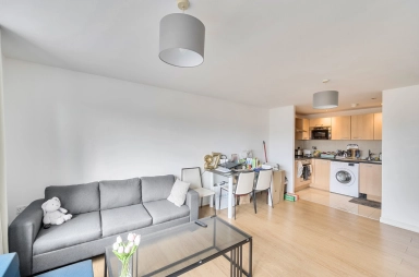 Mannock Close, Colindale - NW9 view 3