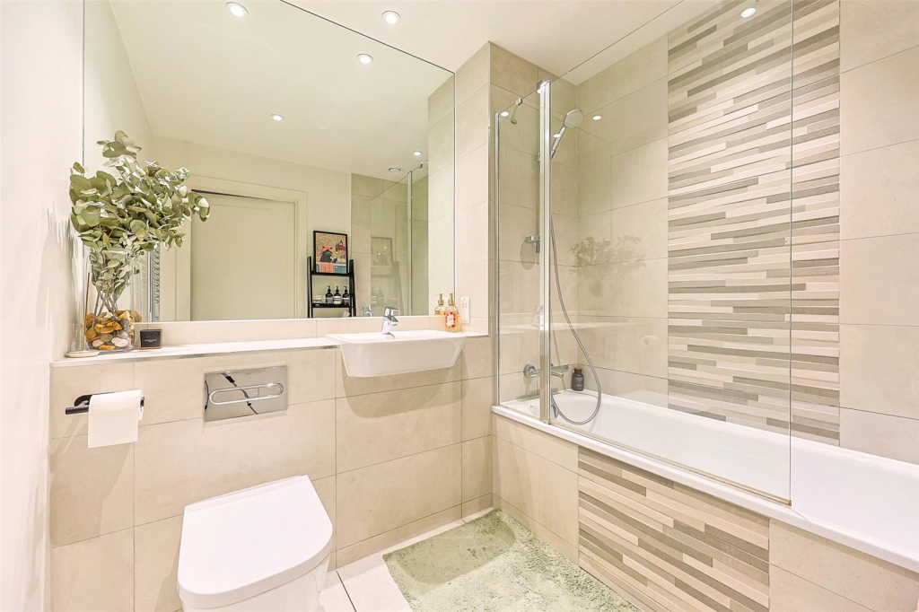 1 bedroom apartments/flats for sale in Samara Drive, Southall - UB1 view 8