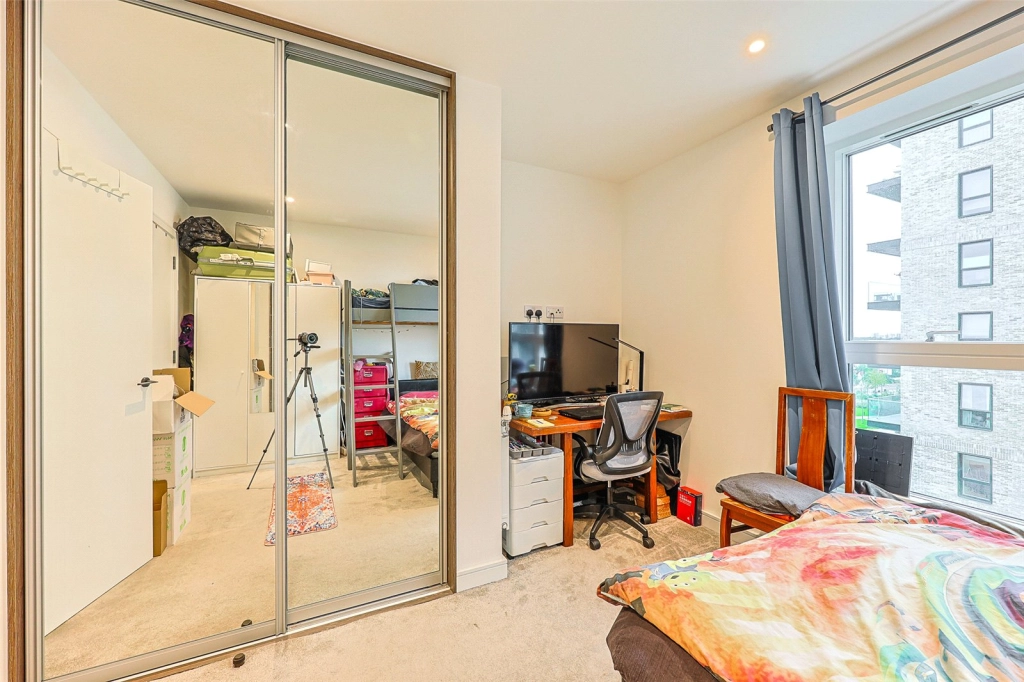 2 bedrooms apartments/flats for sale in Greenleaf Walk, Southall - UB1 view 12