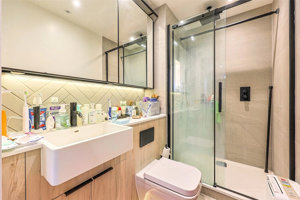 2 bedrooms apartments/flats for sale in Greenleaf Walk, Southall - UB1 view 14