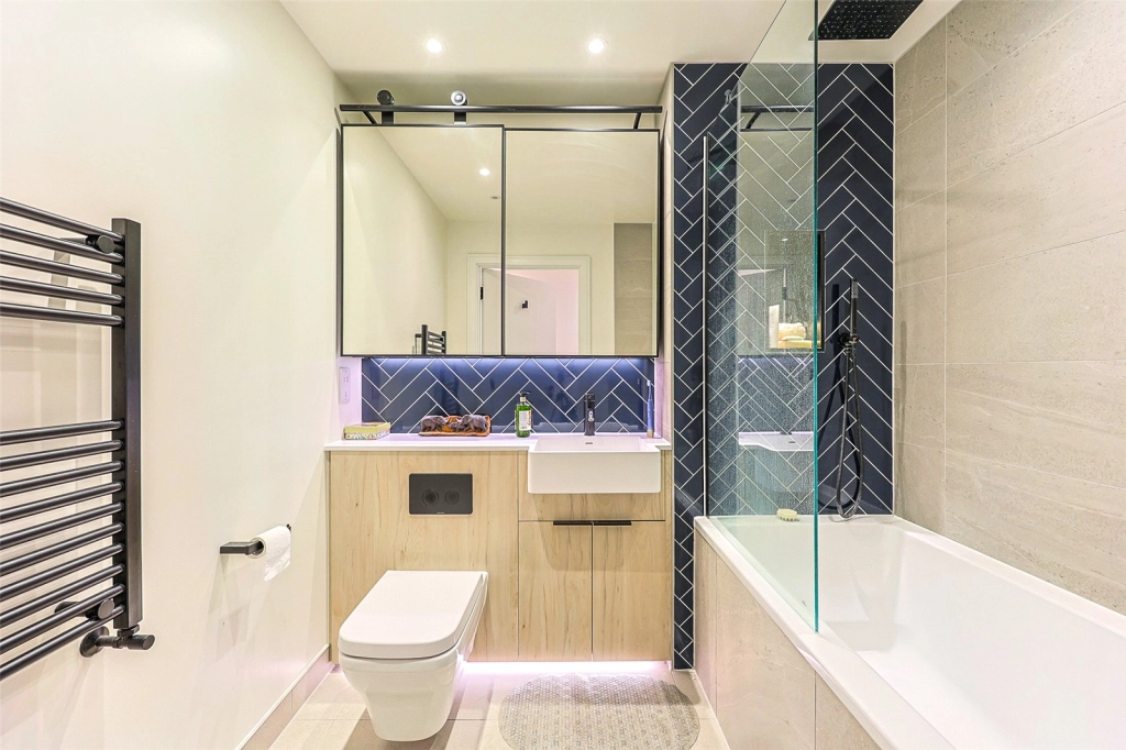 2 bedrooms apartments/flats for sale in Greenleaf Walk, Southall - UB1 view 8