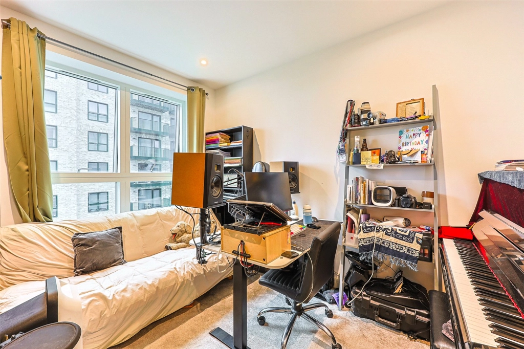 2 bedrooms apartments/flats for sale in Greenleaf Walk, Southall - UB1 view 6