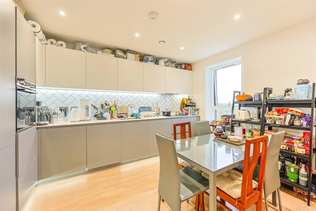 2 bedrooms apartments/flats for sale in Greenleaf Walk, Southall - UB1 view 13