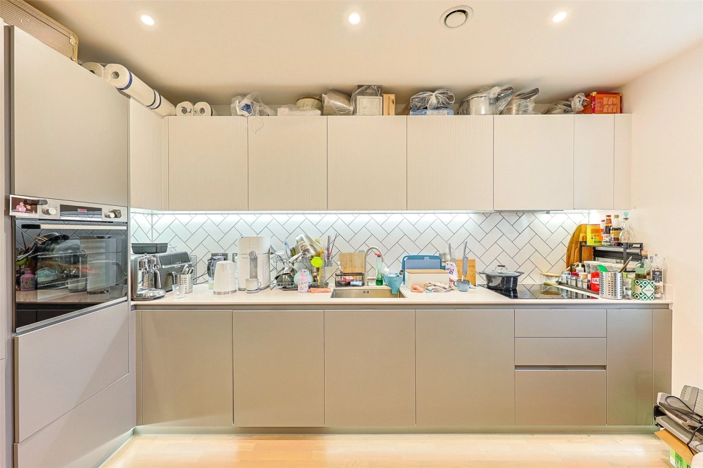 2 bedrooms apartments/flats for sale in Greenleaf Walk, Southall - UB1 view 7