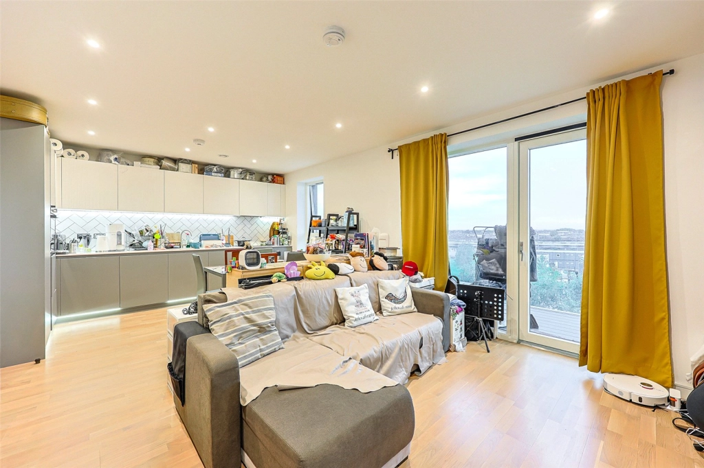 2 bedrooms apartments/flats for sale in Greenleaf Walk, Southall - UB1 view 3