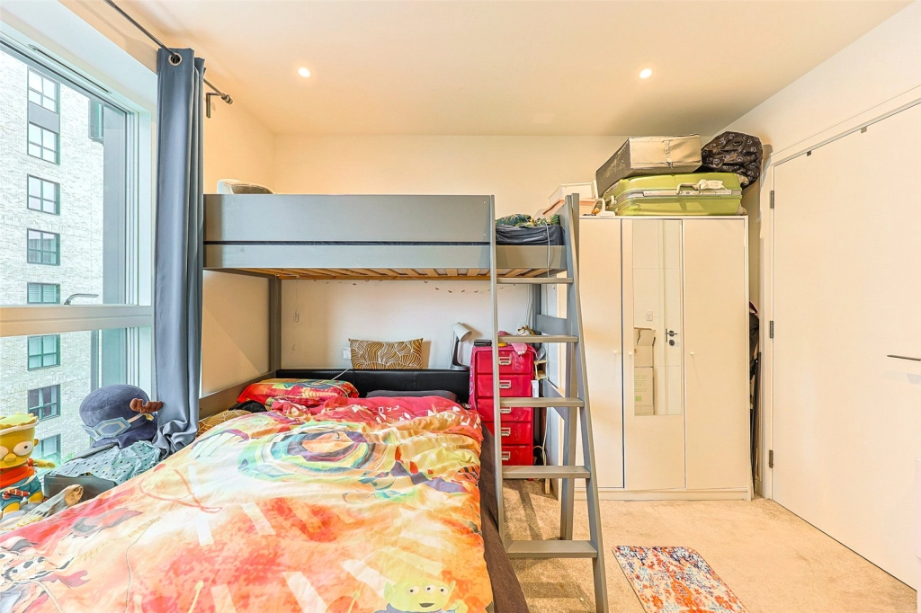 2 bedrooms apartments/flats for sale in Greenleaf Walk, Southall - UB1 view 5