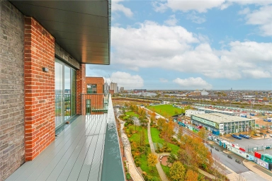 Cedrus Avenue, Southall - UB1 view 9