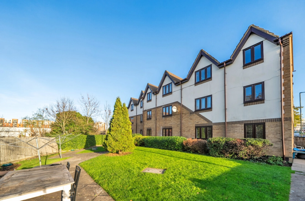 2 bedrooms apartments/flats for sale in Colindeep Lane, Colindale - NW9 view 8