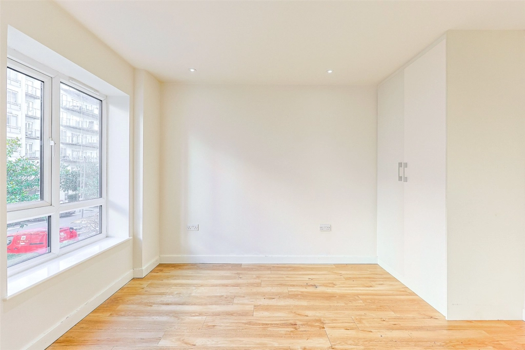 1 bedroom apartments/flats for sale in Boulevard Drive, Beaufort Park, Colindale - NW9 view 5
