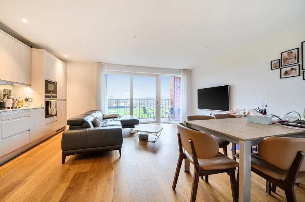 3 bedrooms apartments/flats for sale in Lismore Boulevard, Colindale Gardens, Colindale - NW9 view 2