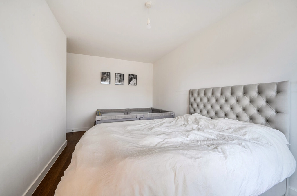 3 bedrooms apartments/flats for sale in Lismore Boulevard, Colindale Gardens, Colindale - NW9 view 9