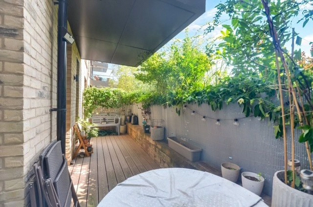 1 bedroom apartments/flats for sale in Lismore Boulevard, Colindale Gardens, Colindale - NW9 view 10