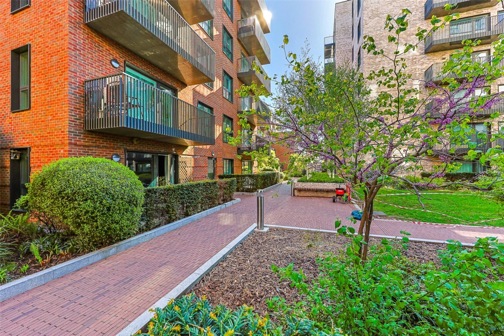 2 bedrooms apartments/flats for sale in Greenleaf Walk, Southall - UB1 view 10
