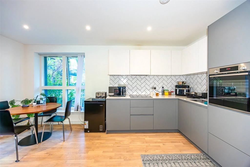 2 bedrooms apartments/flats for sale in Greenleaf Walk, Southall - UB1 view 16